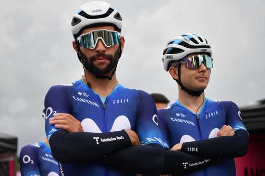 Fernando Gaviria (izq.), con el Movistar Team en el Giro de Italia 2023.