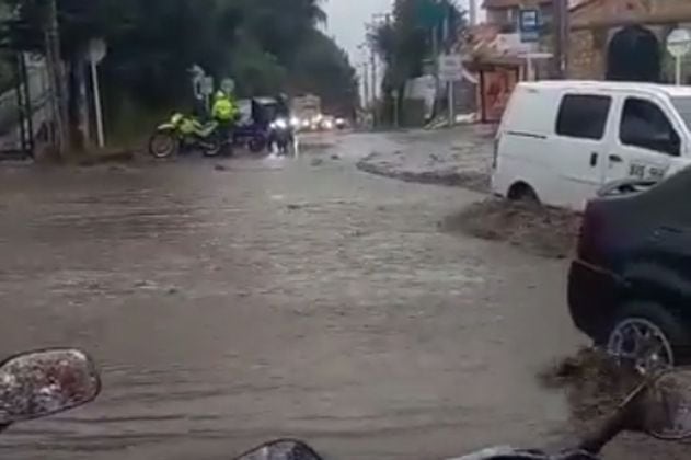Reportan inundación en vía La Calera por desbordamiento de quebrada La Capilla