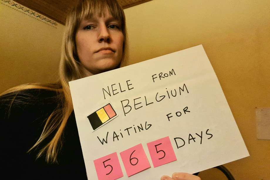 Estudiante belga Nele, que declara llevar 565 días de espera para entrar a Japón, en una foto divulgada en el Twitter del movimiento mundial de protesta @stop_japans_ban.
