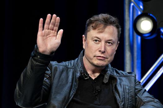 Pese a las ventas recientes,  Elon Musk todavía tiene US$131.000 millones en acciones de Tesla. 