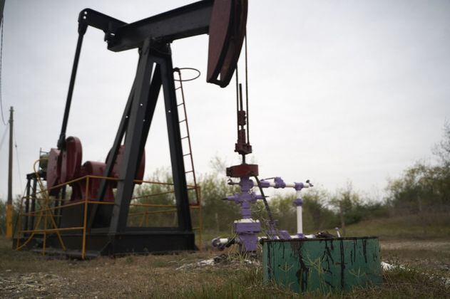 Proyecto de embargo europeo hace escalar el petróleo en un mercado ya tenso