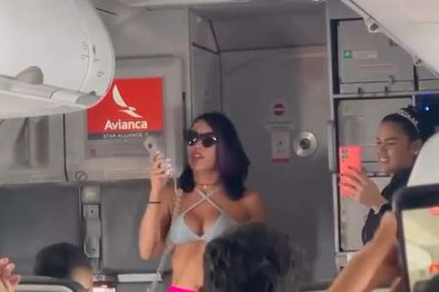 Ana del Castillo sorprendió con concierto en pleno avión: así reaccionaron