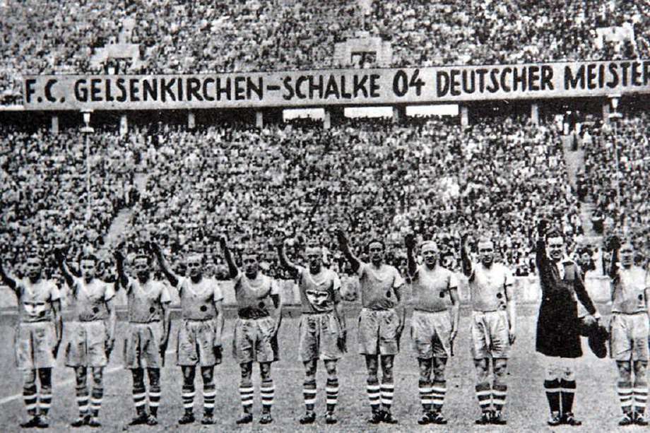 Los jugadores del Schalke 04 realizando el saludo nazi antes de un partido contra el Admira Viena, en 1939. / AP