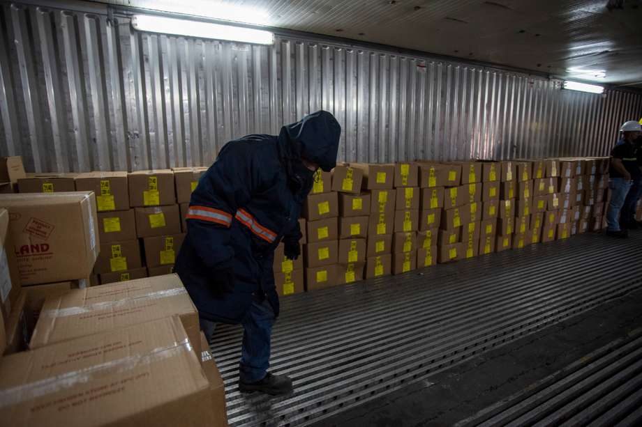 Policías antinarcóticos buscan droga en varios contenedores el 22 de julio de 2022, en el Puerto de Guayaquil, en Guayaquil (Ecuador). 