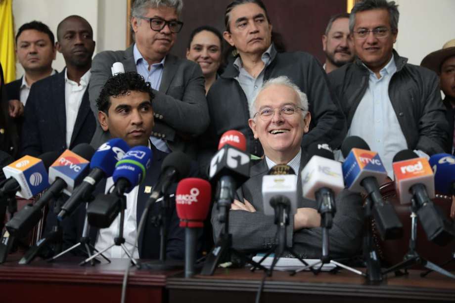 David Racero, presidente de la Cámara de Representantes (izquierda), junto con José Antonio Ocampo, ministro de Hacienda, durante la radicación de la reforma tribuatria.