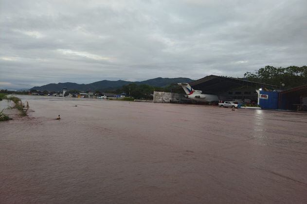 Cierran aeropuerto de Villavicencio por inundación tras desborde del río Guatiquía