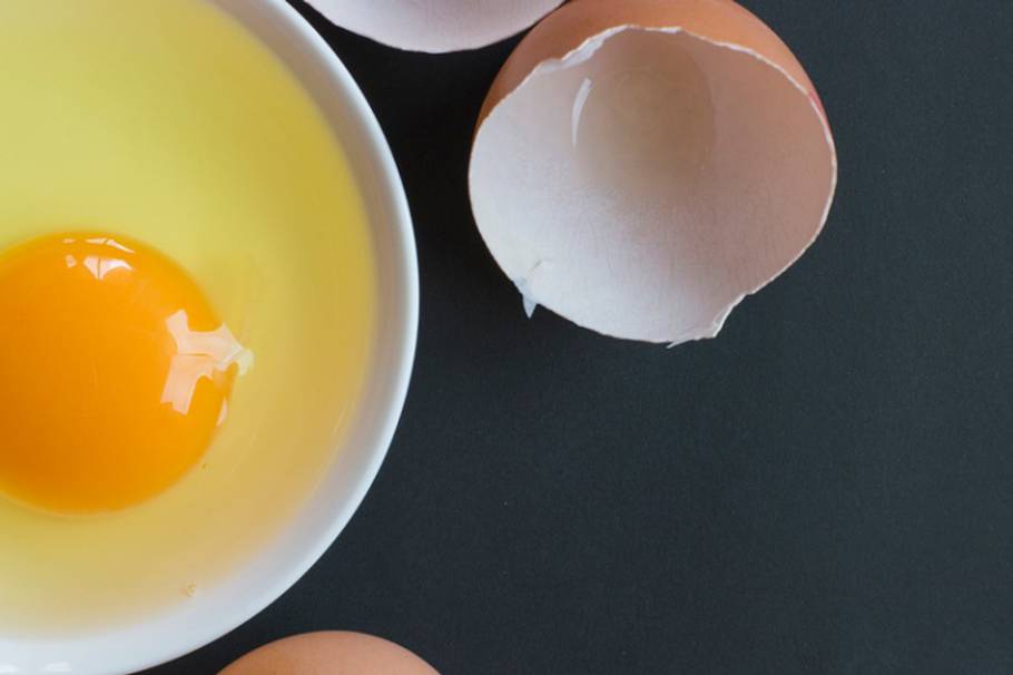Los peligros de eliminar la yema de huevo de la dieta 