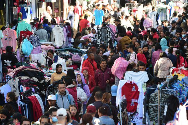 Según la Alcaldía Local de Santa Fe, aproximadamente un millón de personas realizan sus compras navideñas en este sector.Gustavo Torrijos Zuluaga