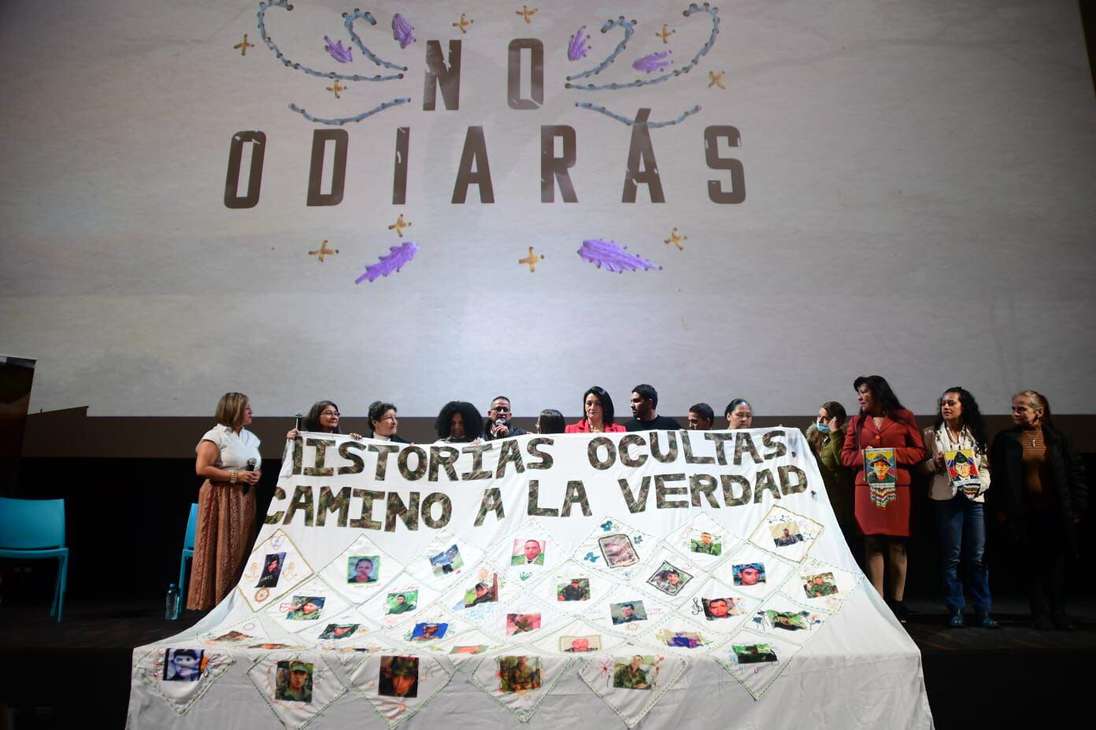 Las víctimas protagonistas de la historia se tomaron el escenario en la Cinemateca Distrital durante el lanzamiento del documental No Odiarás.