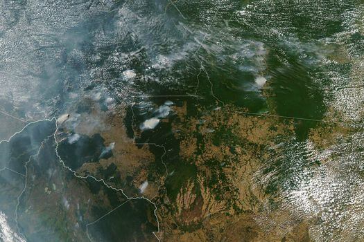 Esta imagen del Observatorio de la Tierra de la NASA obtenida el 21 de agosto de 2019, capturada por el espectroradiómetro de imágenes de resolución moderada (MODIS) en el satélite Aqua de la NASA, muestra varios incendios en los estados brasileños de Amazonas. / AFP