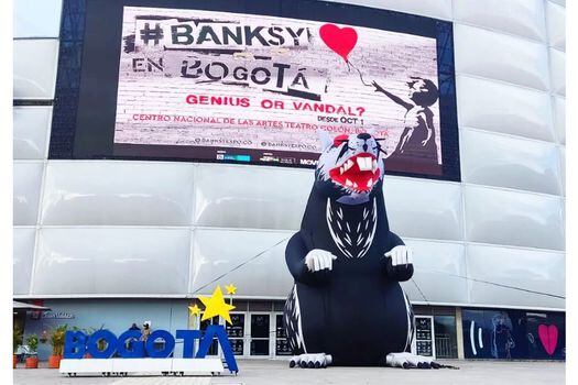 Rata inflable afuera del Movistar Arena, parte de la generación de expectativa para la exposición en octubre de Banksy en Bogotá.