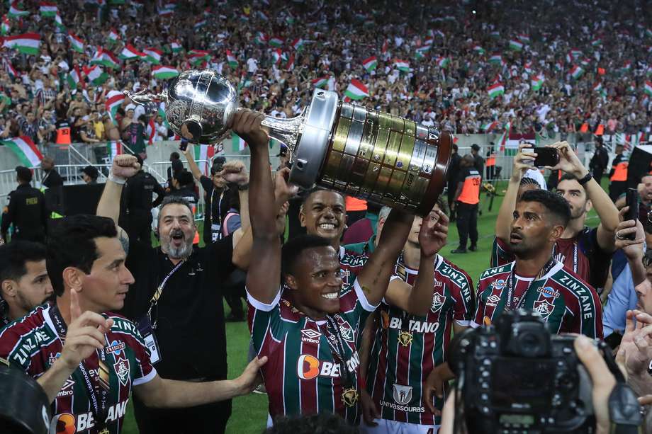 Jhon Arias (cent.), de Fluminense, levanta la Copa Libertadores.