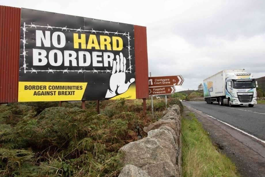 Una valla publicitaria pro-irlandesa anti-Brexit vista desde la carretera de Dublín en Newry, Irlanda del Norte.
