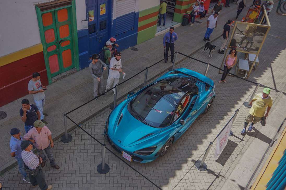 El vehículo de alta gama McLaren 720 Spider fue expuesto en una calle que da al parque de Jardín. Los transeúntes, curiosos, observaban antes de entrar a la exposición.