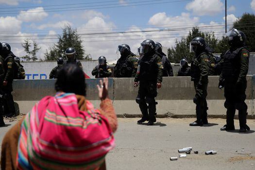 Policías y militares dispersan a manifestantes que protestan en contra del gobierno interino en la región de Senkata a media hora de La Paz (Bolivia). / EFE