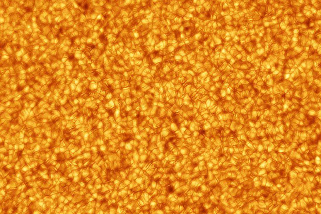 Categoría del Sol: esta superficie tiene unos 100 km de espesor y el movimiento de ebullición constante de estas células de convección circula durante unos 15-20 minutos.
