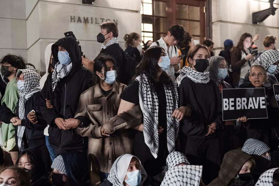 Manifestantes pro palestinos unen sus brazos frente al Hamilton Hall de la Universidad de Columbia en Nueva York, Nueva York, EE.UU., 30 de abril de 2024. La Universidad de Columbia cerró su campus el 30 de abril en respuesta a la toma de control.
