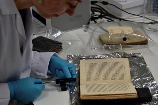 Un científico del Instituto británico para un Patrimonio Sostenible (UCL) trata de extraer el olor de un viejo libro en el laboratorio de Londres.