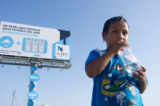 Así funciona la valla publicitaria en Perú que genera agua del aire 