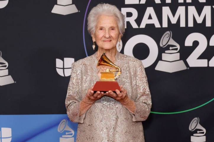 La cubana Ángela Álvarez se llevó el Latin Grammy como Mejor Nuevo Artista. A los 95 años, cumplió el sueño que tenía desde los 15 y se convirtió en la mujer más longeva en ganar un gramófono.