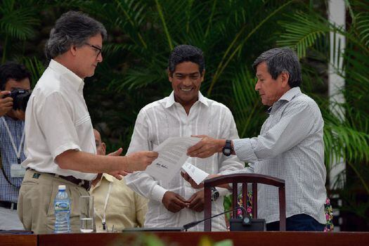El negociador colombiano, Gustavo Bell, con Pablo Beltrán, del ELN, en Cuba, en 2018. / AFP