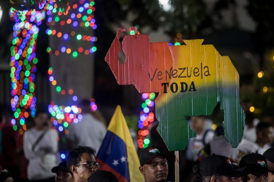 El presidente de Venezuela, Nicolás Maduro, aseguró este lunes que su país ha dado "los primeros pasos" para "recuperar" el Esequibo, un territorio de casi 160.000 kilómetros cuadrados en disputa con Guyana, luego del referendo no vinculante del domingo sobre esta controversia, marcado por la baja participación.