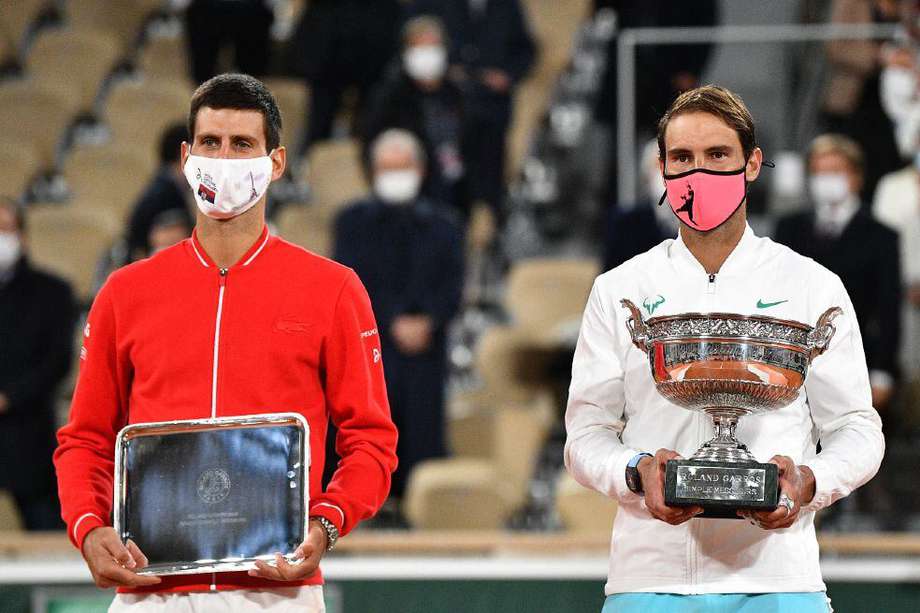Novak Djokovic (izquierda) y Rafael Nadal (derecha) recibiendo los trofeos de subcampeón y campeón del Roland Garros 2020, respectivamente.