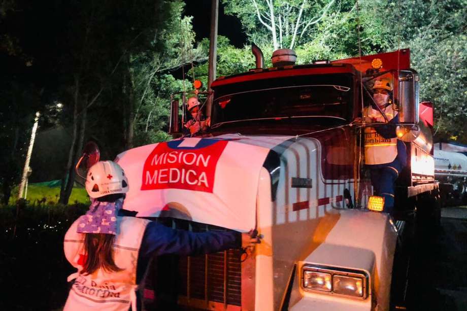 Entre las difíciles semanas que atraviesa el país, La Cruz Roja Colombiana está acompañando las caravanas humanitarias para llevar oxígeno e insumos médicos a varios rincones del país.