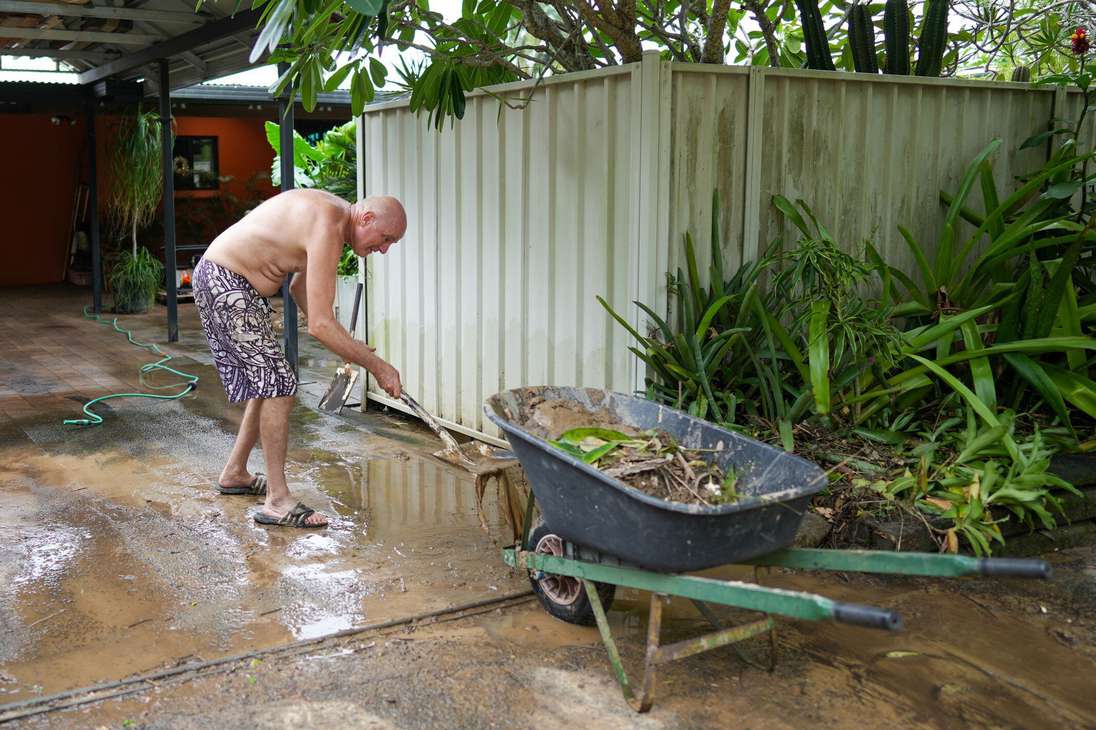 Cairns (Australia), 18/12/2023.- A resident cleans up after floodwaters went through his house in the suburb of Caravonica in Cairns, Queensland, Australia, 18 December 2023. Residents in far north Queensland are bracing for more rain and further significant flooding. EFE/EPA/NUNO AVENDANO AUSTRALIA AND NEW ZEALAND OUT