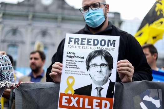 Manifestantes piden la liberación del expresidente catalán, Carles Puigdemont.