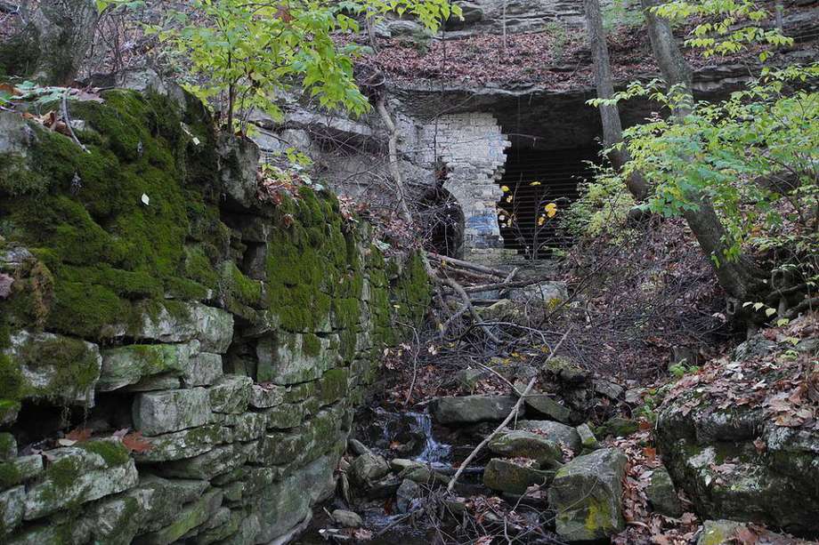 Esta es la entrada de la Cueva del acantilado. Las paredes que se ven a lo largo del arroyo son restos de Cliff Cave Wine Company.