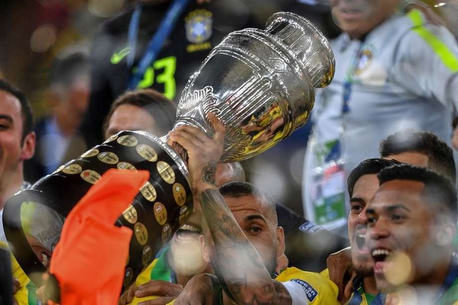 Daniel Alves, capitán de la última selección de Brasil que levantó la Copa América en 2019.