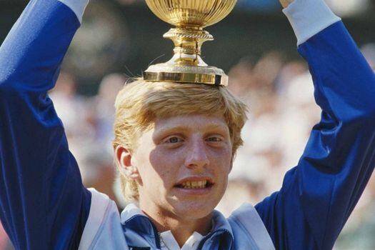 Boris Becker con el campeonato de Wimbledon, que alcanzó en tres oportunidades // Archivo.