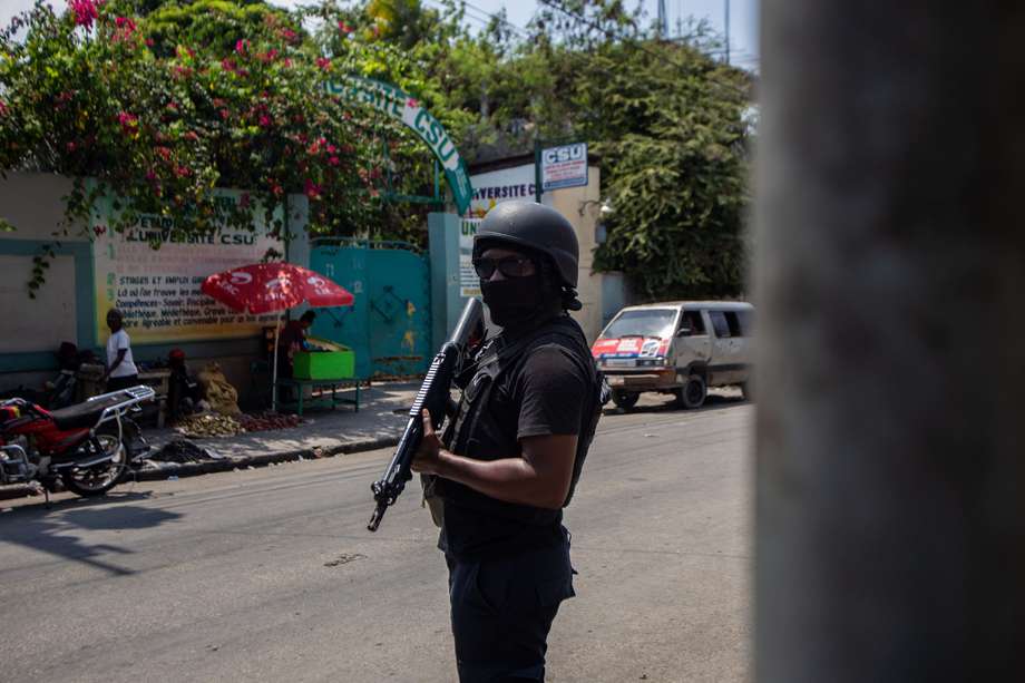 Policías patrullan este miércoles las calles de Puerto Príncipe (Haití). Al menos siete cadáveres aparecieron este miércoles en las calles de Petion-ville, en las colinas de la capital de Haití, dos días después de que al menos otras quince personas fueran encontradas muertas en la misma zona.