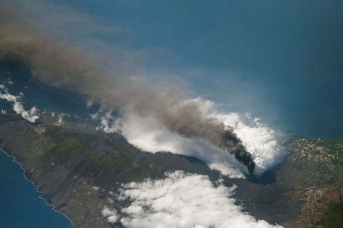 La imagen ganadora fue tomada el 4 de octubre de 2021 por un astronauta de la Estación Espacial Internacional. Se trata de una foto de la isla canaria de La Palma mientras el volcán de Cumbre Vieja hacia erupción.