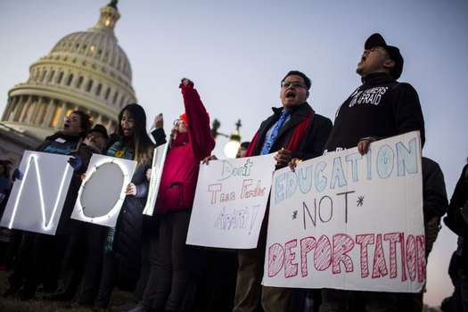 En esta foto de archivo, un grupo de manifestantes exige la continuación del DACA y educación en lugar de deportación para los migrantes.
