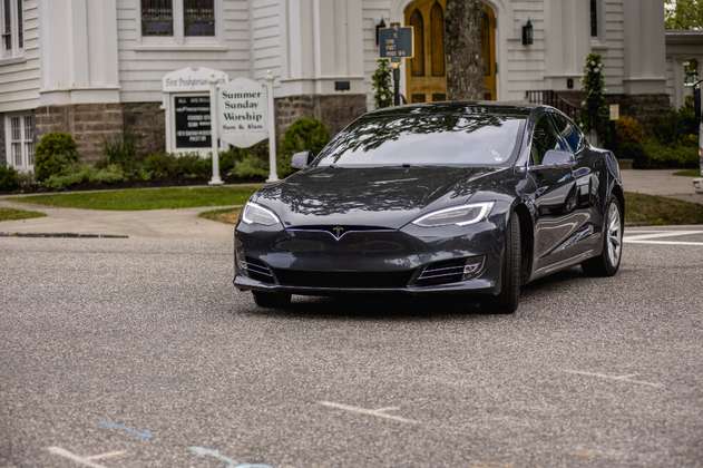 Acusan a Tesla de encubrir defecto en sus baterías