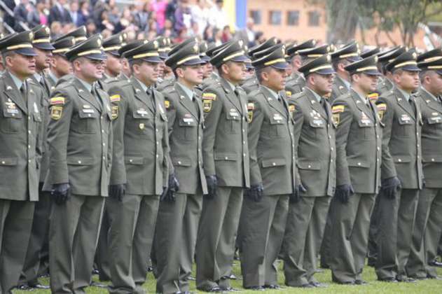 Santos encabeza ceremonia de ascensos militares y policiales