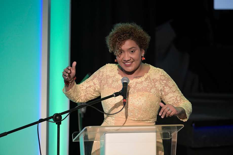 Líder social, activista que trabaja por la defensa de los derechos de las mujeres, galardonada con el premio Mujer Cafam 2022, en la ceremonia del premio Mujer Cafam 2023.