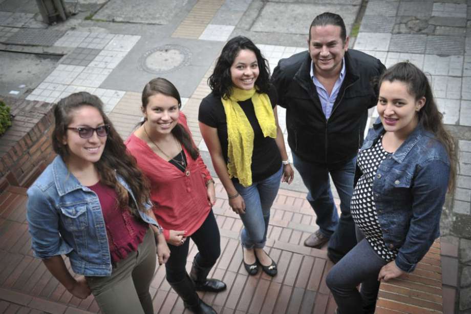 Adriana Duque, Ximena Perez, Fernanda Vargas, Juan Caballero, Yenyfer Valero hacen parte del equipo de  ONG Build. / Luis Ángel- El Espectador