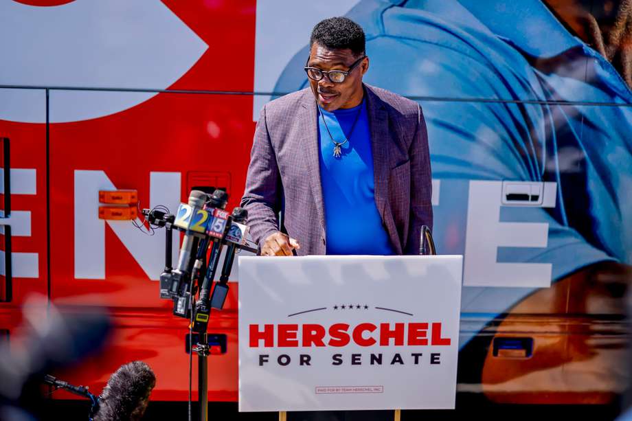 El candidato republicano al Senado de los EE. UU. por Georgia, Herschel Walker, habla con los medios de comunicación.