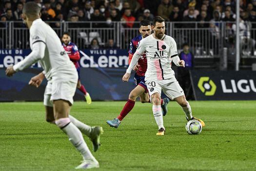 Messi (der.) pasa una pelota en el partido que PSG le ganó al Clermont.
