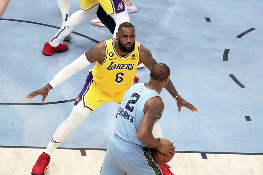 LeBron James (D) Los Angeles Lakers disputa el balón con Xavier Tillman Sr de Memphis Grizzlies, en la primera mitad del partido en el FedEx Forum de Memphis, Tennessee (EEUU).
