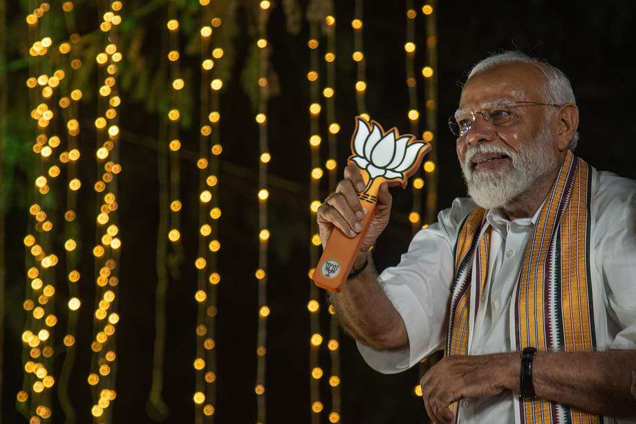 El primer ministro indio, Narendra Modi, líder del gobernante Partido Bhartiya Janata (BJP), sostiene el símbolo del partido durante un road show en una campaña electoral celebrada antes de las próximas elecciones del país en Chennai, Tamil Nadu, India, el 9 de abril de 2024.
