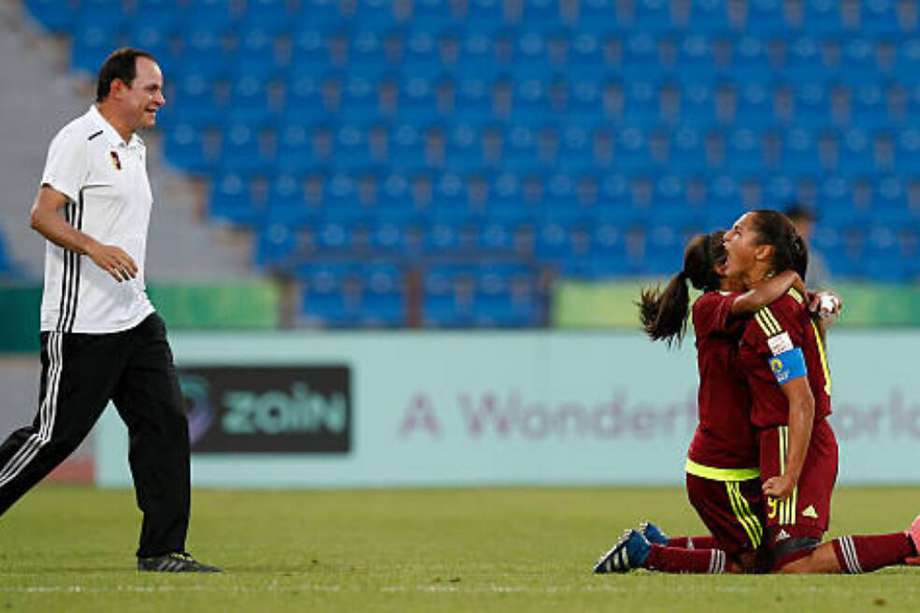 El técnico Kenneth Zseremeta junto a Deyna Castellanos celebrando un gol.