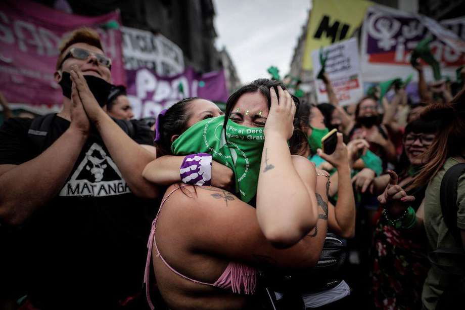 Dos mujeres se abrazan y celebran su alegría en Buenos Aires después de que la Cámara de Diputados de Argentina aprobara esta mañana un proyecto de ley que permite acceder libre y legalmente al aborto hasta la semana 14 de gestación.