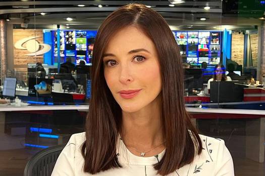 La presentadora de Noticias Caracol, Alejandra Giraldo, mostró en video un ‘secreto’ de sus apariciones delante de las cámaras del canal.