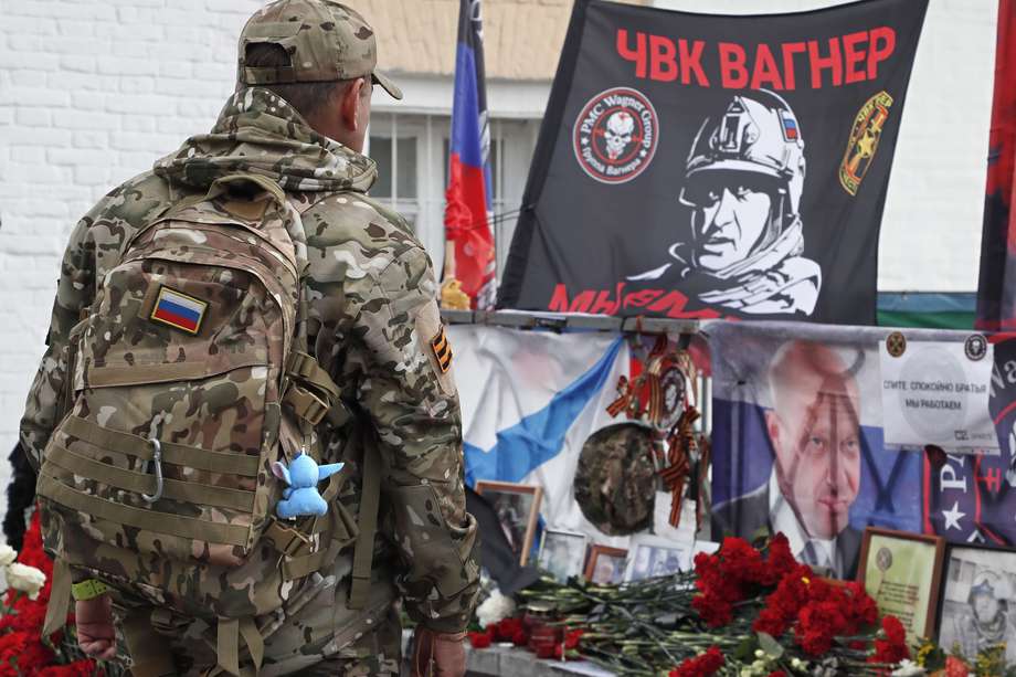 Un hombre con uniforme militar rinde homenaje al difunto jefe del Grupo PMC Wagner, Yevgeny Prigozhin, 40 días después de su muerte, en un monumento conmemorativo informal cerca del Kremlin en Moscú, Rusia, el 01 de octubre de 2023. 