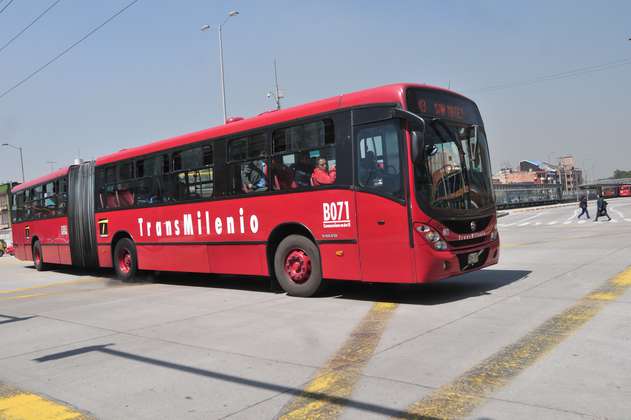 Choque entre dos buses de Transmilenio habría sido causado por pasajera borracha