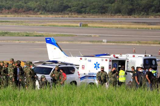 Soldados y una ambulancia son vistos en el Aeropuerto Camilo Daza de Cúcuta, Colombia, luego de que dos explosiones -una en la terminal aérea y otra cercana- dejaran al menos tres personas muertas.